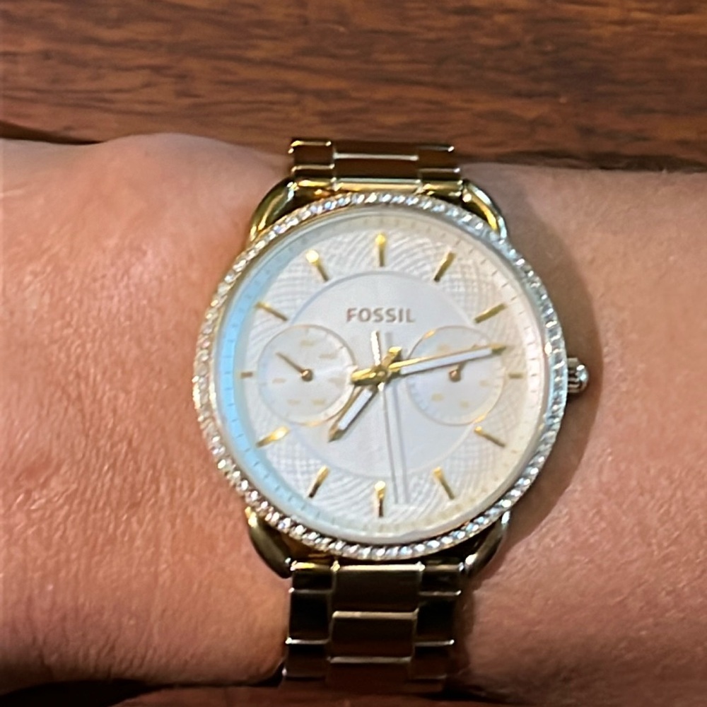 Fossil Gold Woman’s Watch With Diamonds. - image 2